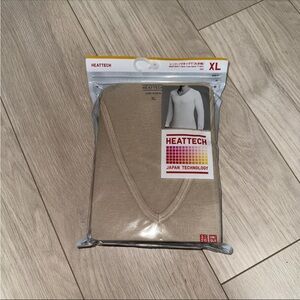 UNIQLO Japan MEN Tan Heat tech V Neck Long Sleeve T shirt Warm Shirt Winter